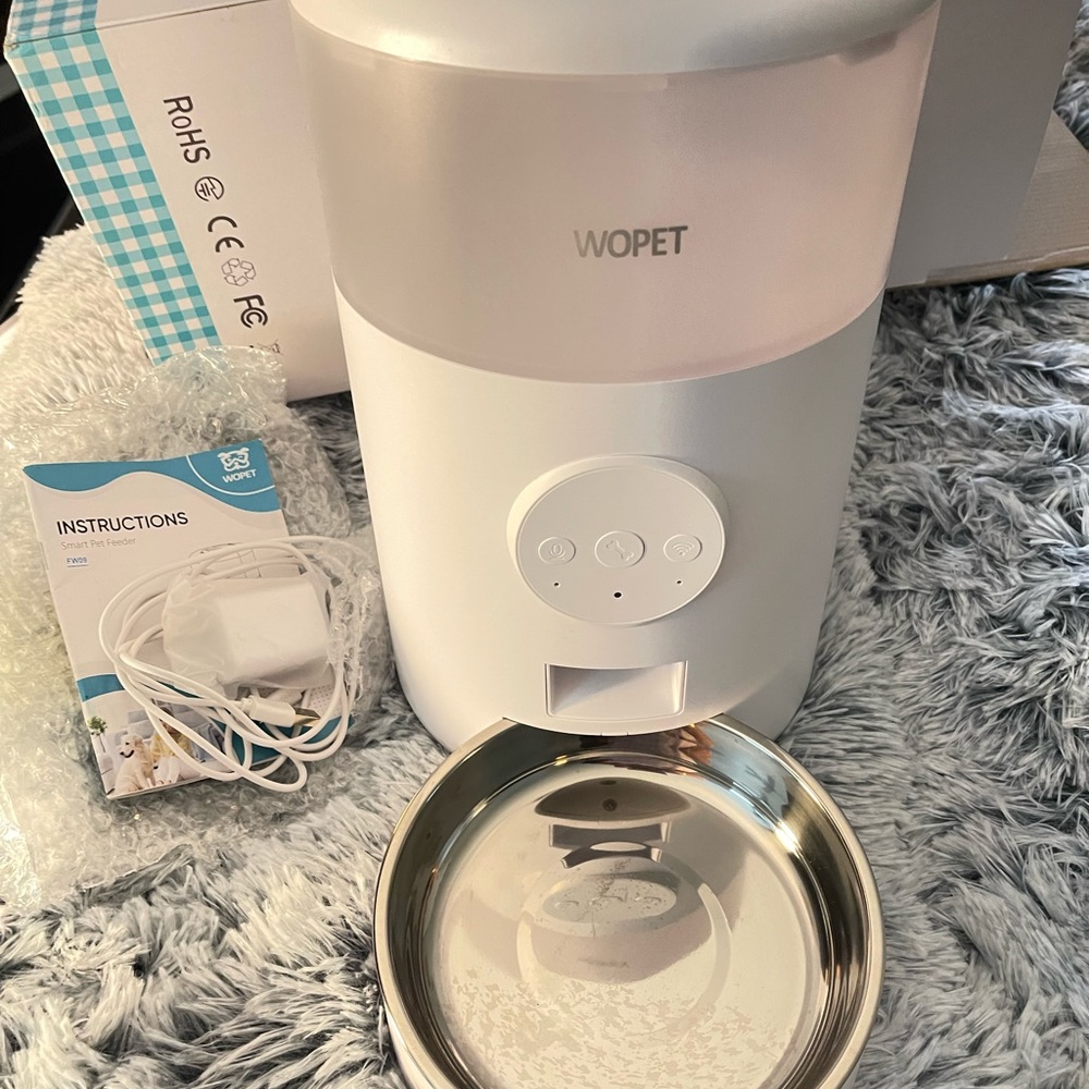 Automatic pet feeder /pet size (Dogs and cats with small/medium size)